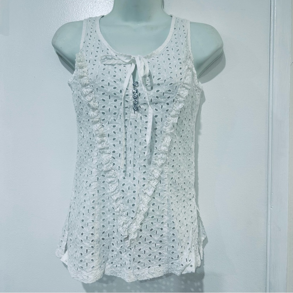 FELINE 190% COTTON EMBROIDERED SLEEVELESS WHITE BLOUSE.SIZE MEDIUM